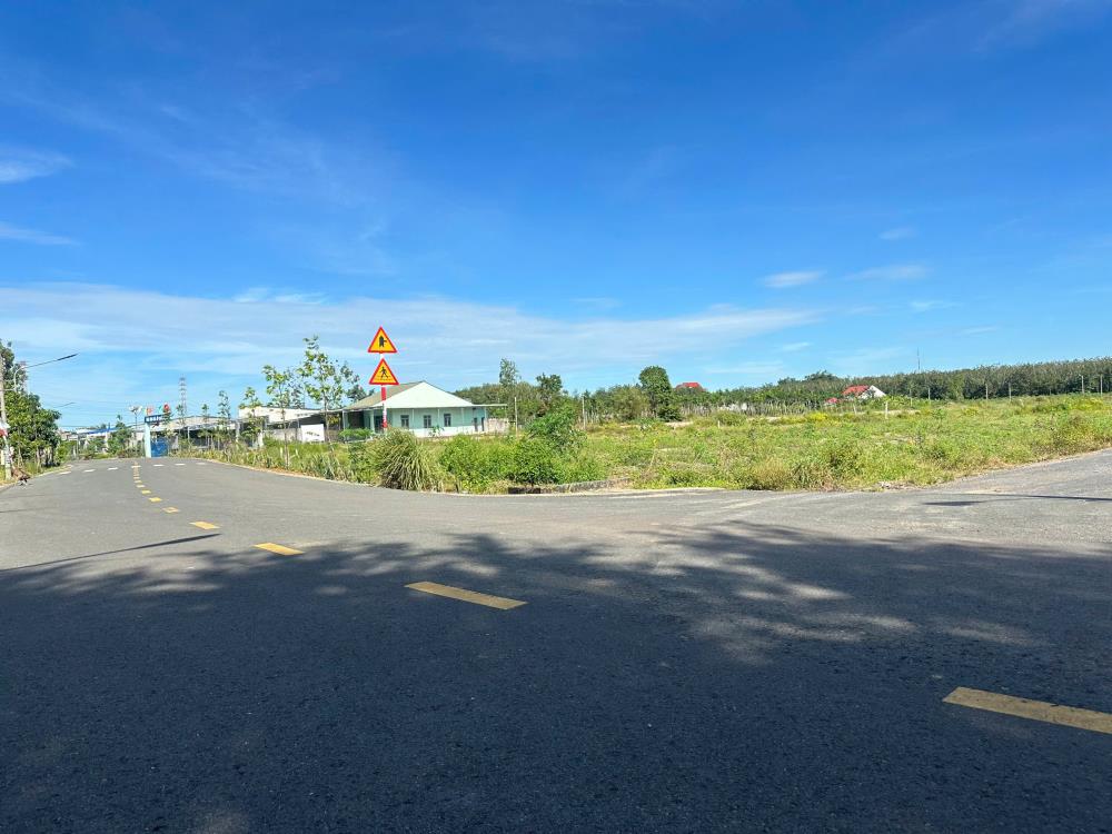 Chính chủ sang gấp lô góc mặt tiền thông chợ 2.600m2, có thổ cư