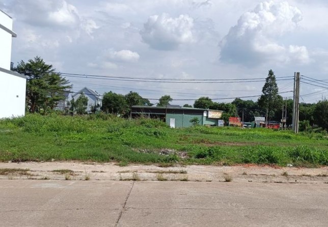 Gia đình ngộp lãi ngân hàng cần bán gấp lô đất sổ riêng tại Bình Dương.