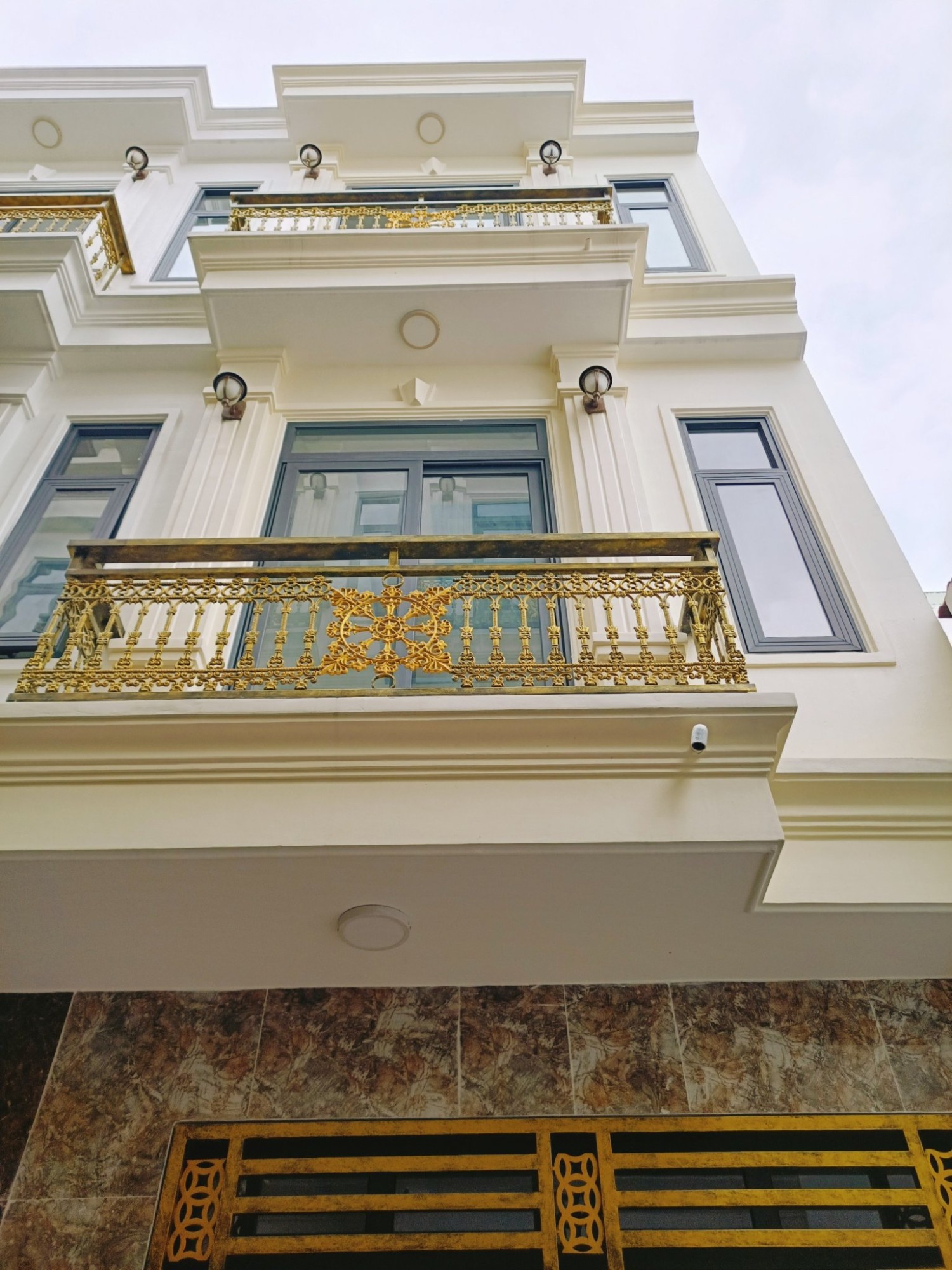 Nhà mới 1 trệt 2 lầu, sân thượng ngay lê trọng tấn cực đẹp