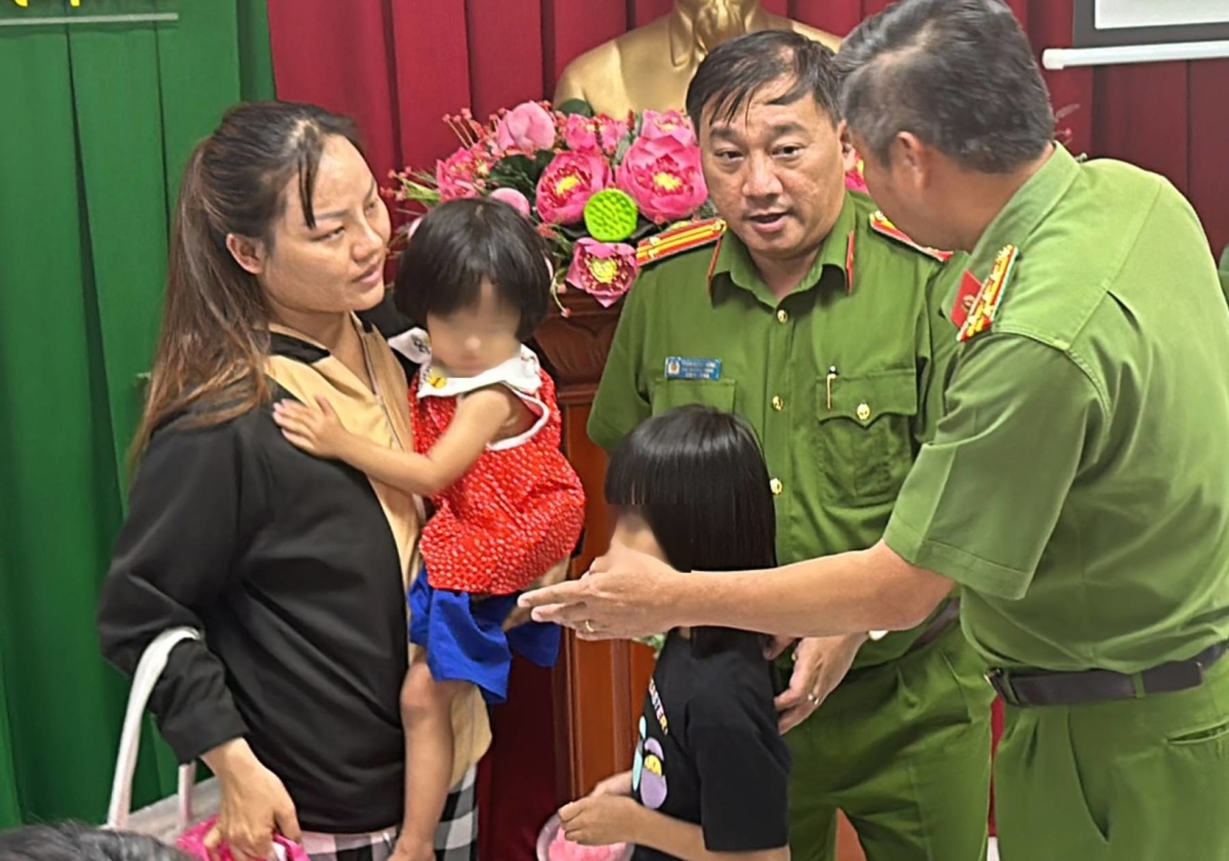 Giải cứu hai bé gái bị bắt cóc trên phố đi bộ Nguyễn Huệ và bắt nghi can