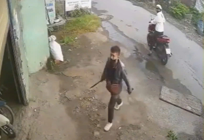Thanh niên cầm dao đe dọa người phụ nữ trong công ty ở TPHCM