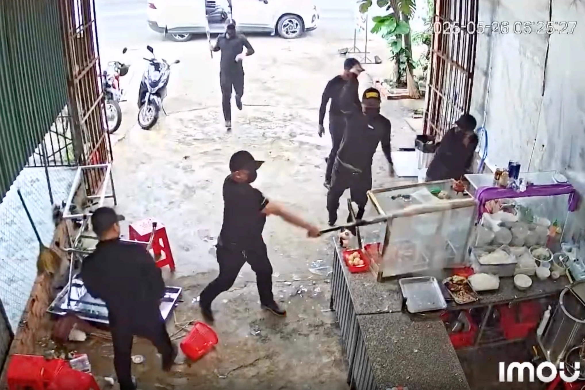 Vụ nhóm côn đồ đập phá quán phở: Nguyên nhân ban đầu được xác định