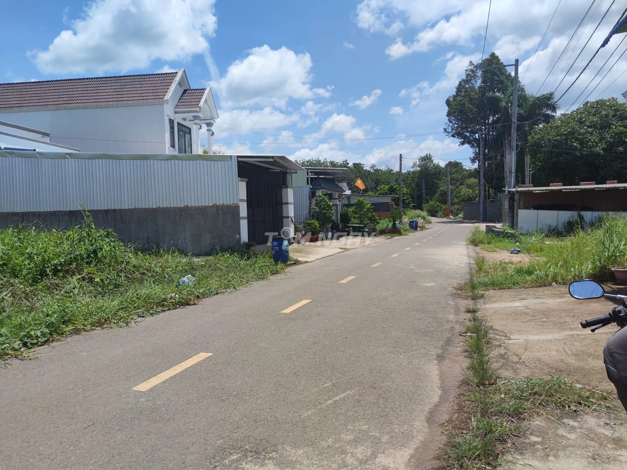 Bán đất Minh Hưng, sẵn thổ cư giá ngộp, cách QL13 chỉ 300m
