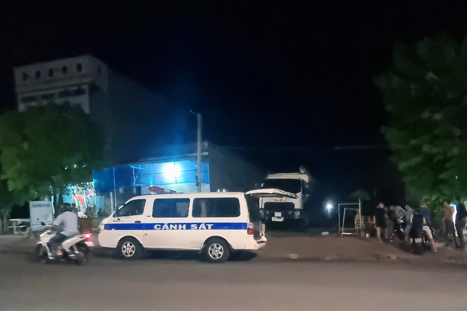 Cha lùi xe vào bãi đất trống cạnh nhà nghi cán chết con trai ruột