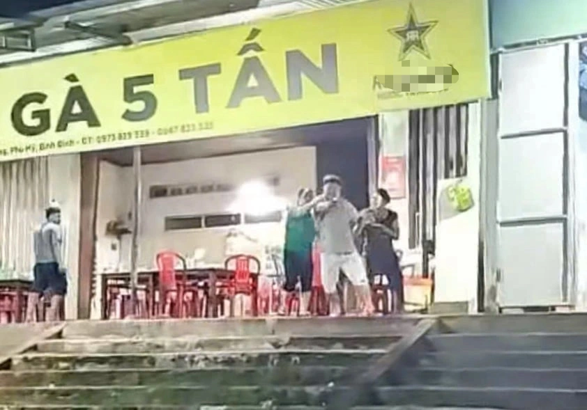 Nguyên nhân vụ chủ quán cơm gà cầm ghế đánh khách ở Bình Định